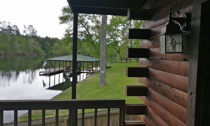 Mountain Pine Cabina | SUITE # 1 WATERFRONT LOG CABIN LODGE en COSY ACRES