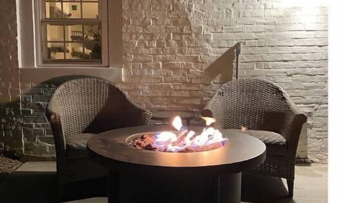 Broadway Cabaña | Cozy 1830 Summer Kitchen