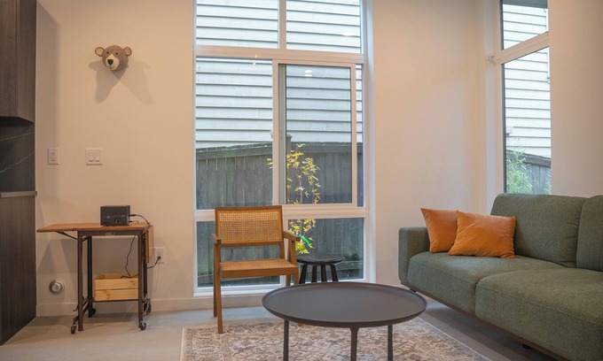 Whittier Heights Casa | Cozy 1b1b townhome in Ballard. Nice neighbor, steps to coffee and restaurants.