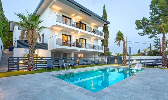 Distrito Norte Sierra Apartamento | Cozy 1BD apartment with terrace, pool and parking. Arruzafa VI