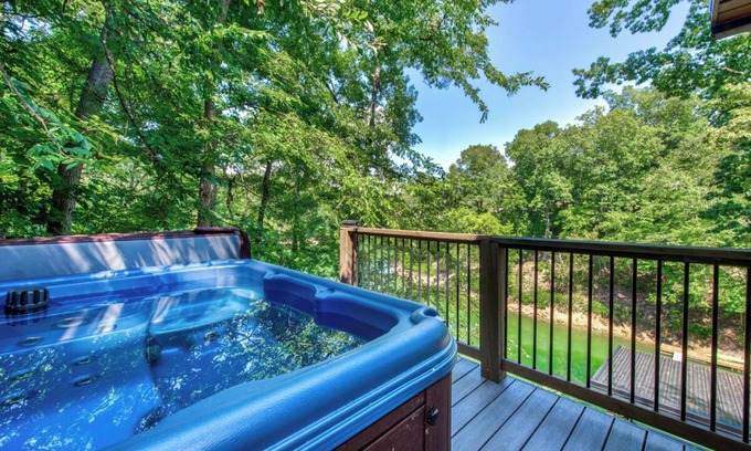 Sevierville Apartamento | Cozy 1BD Camper w/LAKE Access! Hot Tub + Pavilion