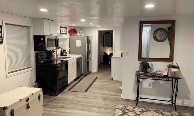 Lake Forest Park Cabaña | Cozy 1BR Cottage Near Lake, Trails & City Access