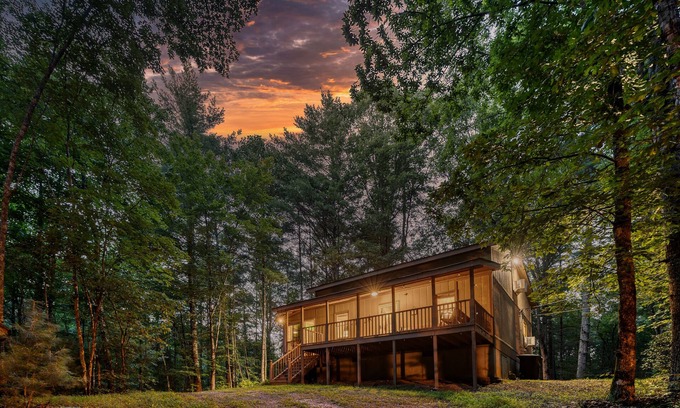 Ellijay Cabina | Cozy 2/2 Cabin - Hot Tub, Pet friendly, Close to Cohutta Forest & Carter Lake