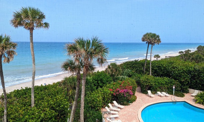 Wabasso Beach Condominio | Cozy 2/2 Ocean Condo in the Sea Oaks Beach & Tennis Club