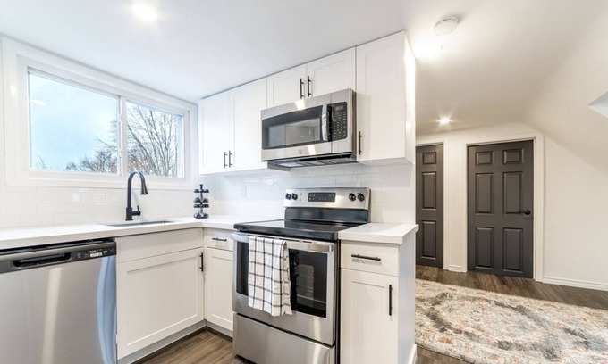 Welland Casa | Cozy 2 BDR Home/Apt. 20 mins to falls in Niagara