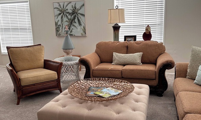 Venice Casa | Cozy 2-bedroom mobile home in beautiful Venice with WiFi, lovely screened lanai