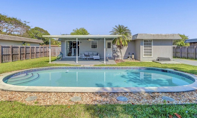 Tamarac Casa | Cozy 2 bdr retreat home w/ pool & lush yard