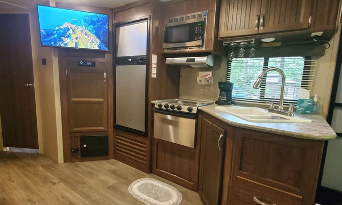 Comfort Alquiler De RV | Cozy 2-bdrm campground trailor, w/Tiny 1 bed home in nature Richlands! 6 total!