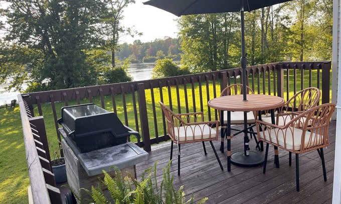 Potsdam Apartamento | Cozy 2-bdrm in village of Potsdam. Walk to downtown, directly on the river.