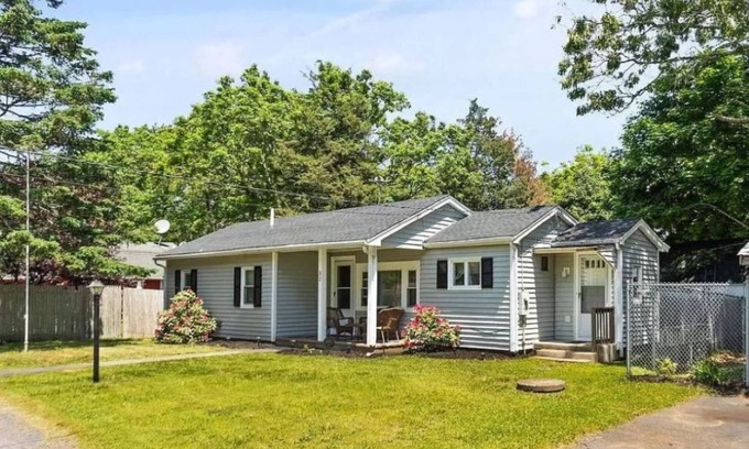 Buzzards Bay Casa | Cozy 2 bdrm sleeps 5. Walk to Electric Av Beach, Main St, Canal, Mass Maritime.