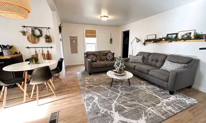 Lincoln Apartamento | Cozy 2 bed/ 1 bath home - Minutes from UNL & Downtown. Pet- Friendly!