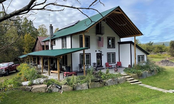 Mount Upton Apartamento | Cozy 2 bed 2 bath apt. with porch, peaceful Riverfront in the NW Catskill area