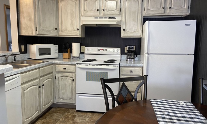 Red Lodge Condominio | Cozy 2 bed 2 bath Condo w/Pool, Hot Tub, on Golf Course! Unit #1