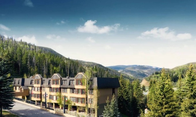Highland Meadows Condominio | Cozy 2 Bed/2 Bath w/ Sleeper Sofa, sleeps 8, Hot Tub and Free Shuttle to Slopes!