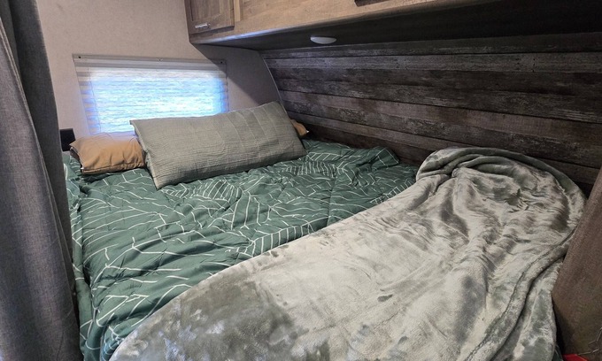 Cheboygan Casa | Cozy 2 bed camper near Cheboygan