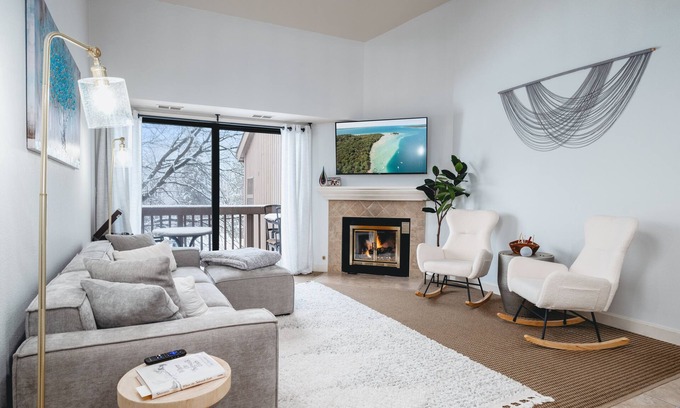 Acme Condominio | Cozy 2-Bed Golf Course Condo. Minutes To The Beach!