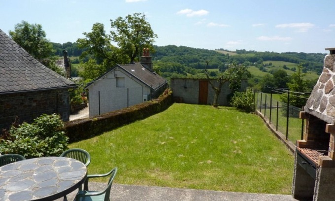 Drugeac Cabaña | Cozy 2-Bed Home with Terrace near Salers, Pet-Friendly and All Amenities Included