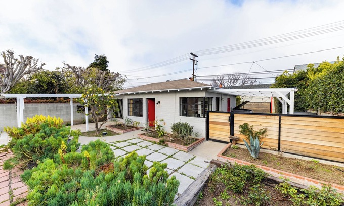 Mar Vista Casa | Cozy 2 Bed Mid Century Modern Pet Friendly Cottage in Mar Vista with Fenced Yard