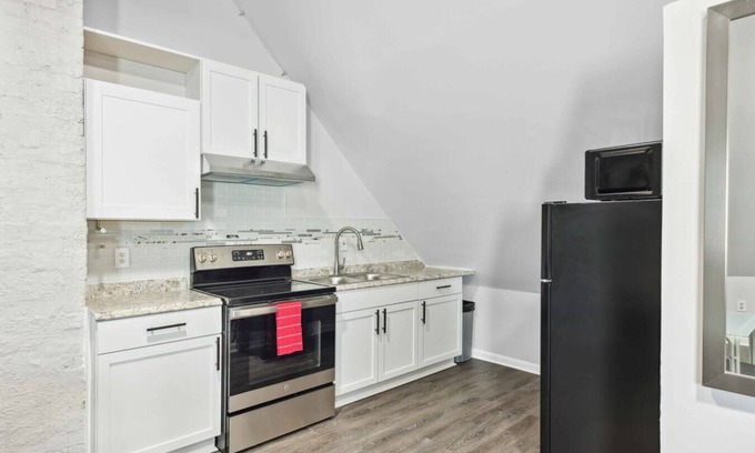 Mexicantown - Southwest Detroit Cabaña | Cozy 2-bed Urban Retreat in Downtown Detroit, Private