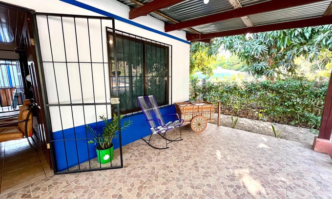 Paquera Cabaña | Cozy 2-bedroom house, WiFi, AC in Playa Pajaros, minutes away from MANY beaches!