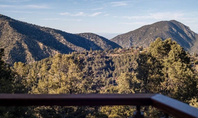 Pine Mountain Club Cabina | Cozy 2 Bedroom Cabin In Pine Mountain Club With Breathtaking View!