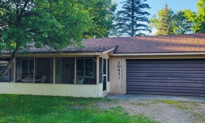 St. Helen Cabina | Cozy 2-bedroom cabin with WiFi, AC, garage, sleeps 6 in Saint Helen 222