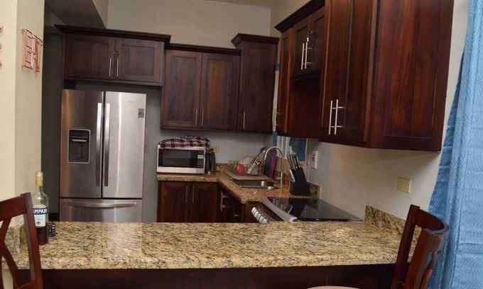 Eastwood Park Apartamento | Cozy 2 bedroom 1.5 bathroom in a quiet neighborhood, centrally located.