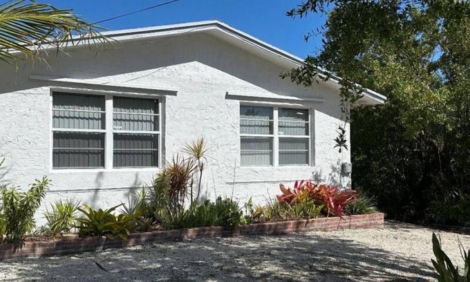 Breezeswept Beach Estates Casa | Cozy 2 Bedroom 1 Bath Canal Front Home On Ramrod Key