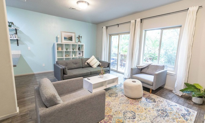 Mercado Casa | Cozy 2-bedroom, 1 office, 2.5 bathroom townhome in Vancouver with AC, WiFi,