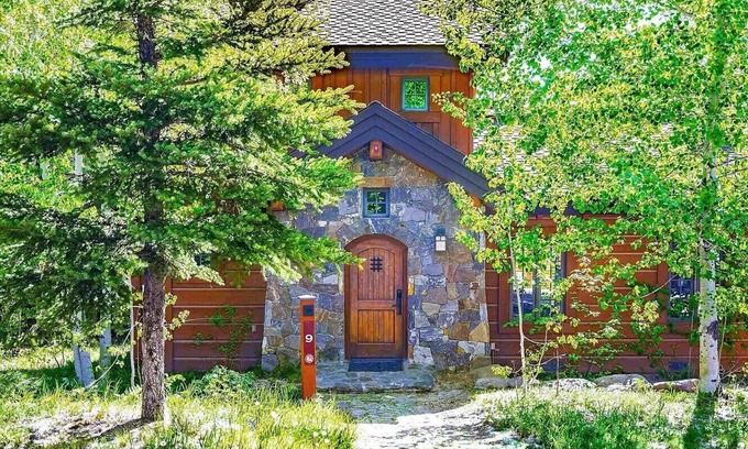 Tamarack Cabina | Cozy 2-bedroom, 2.5 Bath Cabin located in the Tamarack Ski Resort, Donnelly, ID.