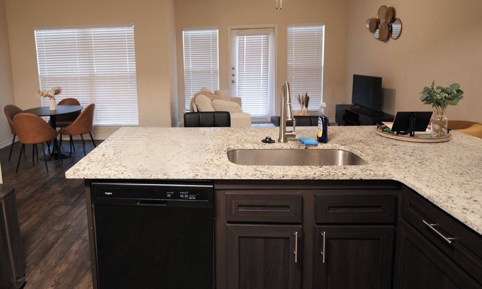 East Congress Apartamento | Cozy 2-bedroom/ 2-bath apartment in enjoyable Austin with pool, AC, fitness room