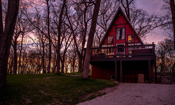 Como Cabina | Cozy 2-bedroom Aframe in charming Lake Geneva with a hot tub and fireplace
