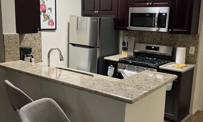 Westwood Apartamento | Cozy 2-bedroom apartment in charming Westwood Village with WiFi, fitness room
