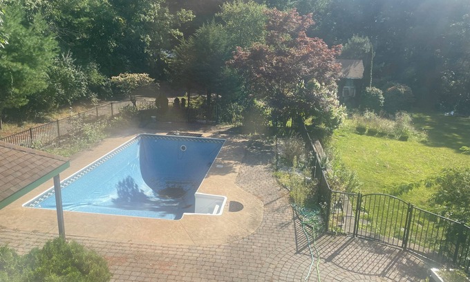 Leicester Apartamento | Cozy 2-bedroom apartment in tranquil Leicester with WiFi, AC, fitness room