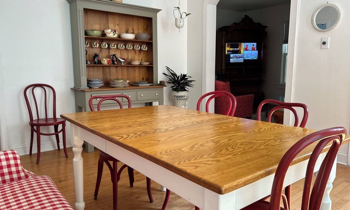 Riverwest Apartamento | Cozy 2-bedroom apartment in fabulous Riverwest MKE with AC, WiFi, Garage