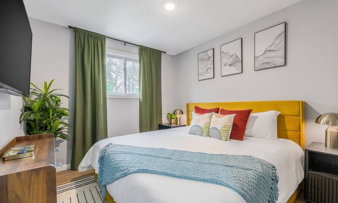 Riverside Apartamento | Cozy 2-bedroom apartment close to Kansas City, King bed and Workspace