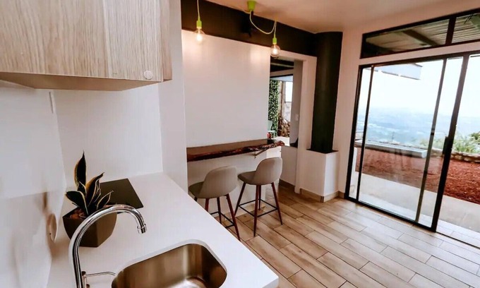San Isidro Apartamento | Cozy 2-bedroom apartment in pleasant Alajuela with WiFi, AC and panoramic view