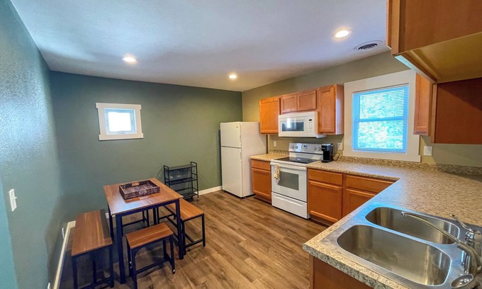 Marshall Apartamento | Cozy 2-bedroom apartment with AC, WiFi, and self check-in in welcoming Marshall