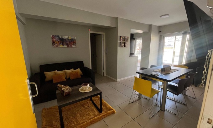 Centro de la ciudad de Mendoza Apartamento | Cozy 2-bedroom apartment with parking free, WIFI and AC