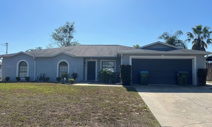 Deltona Lakes Apartamento | Cozy 2-bedroom apartment in peaceful Deltona. Close To Parks! Sleeps 7 People!