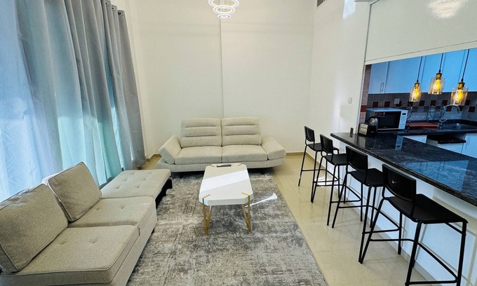 Al Sufouh 2 Apartamento | Cozy 2-bedroom apartment in brilliant Dubai with Garden Balcony, WiFi