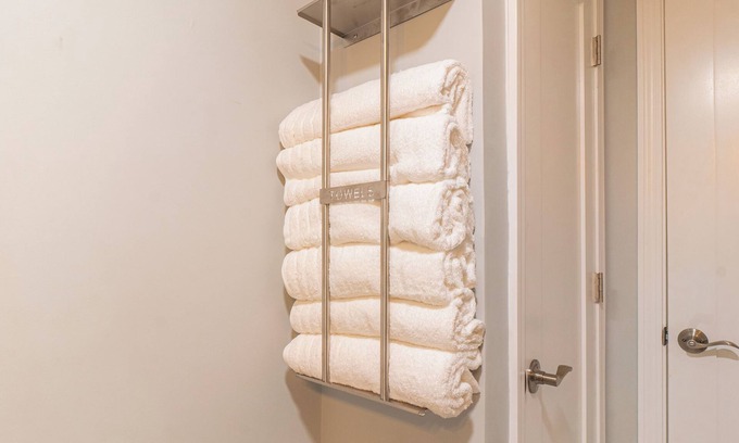 Saugus Apartamento | Cozy 2-bedroom apartment near Boston with free Wi-Fi, parking, laundry & dryer