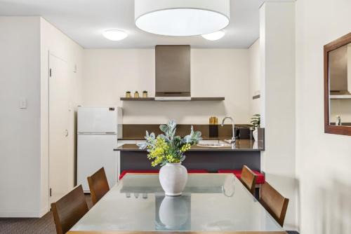 East Perth Apartamento | Cozy 2-Bedroom Apartment with City Views