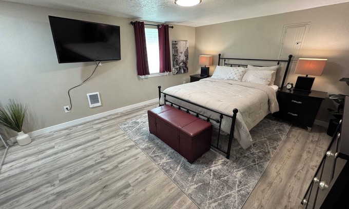 McLoughlin Apartamento | Cozy 2-bedroom basement ADU in charming Oregon City with WiFi & AC