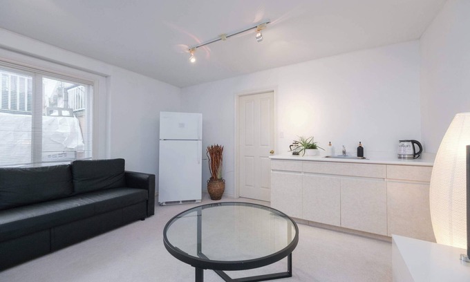 Oakridge Apartamento | Cozy 2-Bedroom Basement Guesthouse with Private Entrance