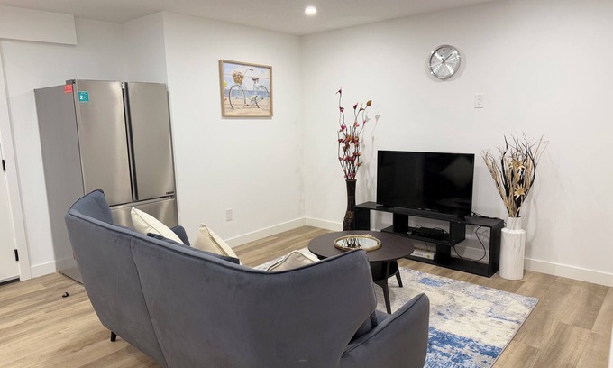 Cranston Apartamento | Cozy 2-bedroom Basement in South-East Calgary with WiFi