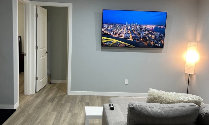Regina Casa | Cozy 2-Bedroom Basement Haven King and Queen beds. STA License No. STA23-00257