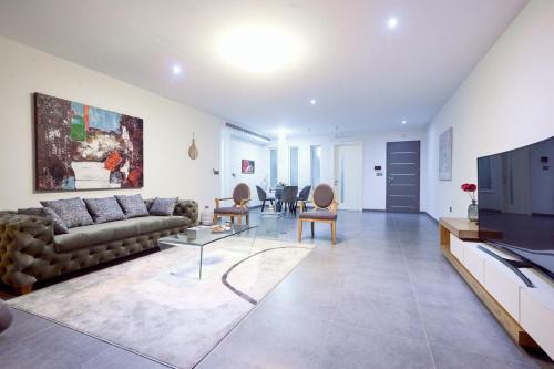 Accra Apartamento | Cozy 2-Bedroom behind West Hills Mall