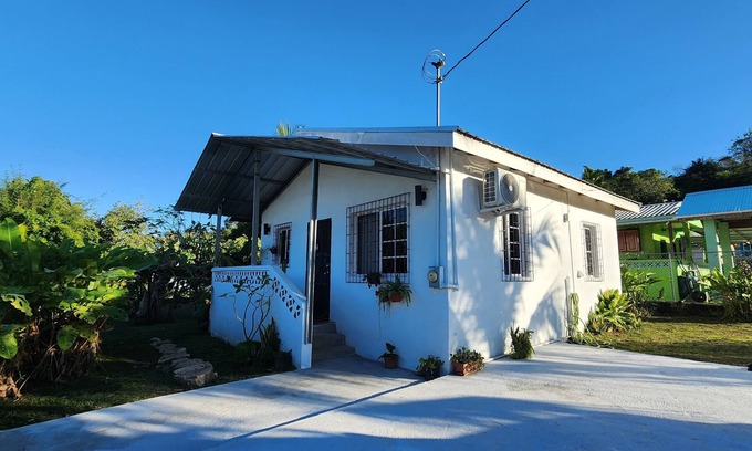 San Ignacio Casa | Cozy 2-bedroom bungalow in the outskirts of San Ignacio with WiFi, AC