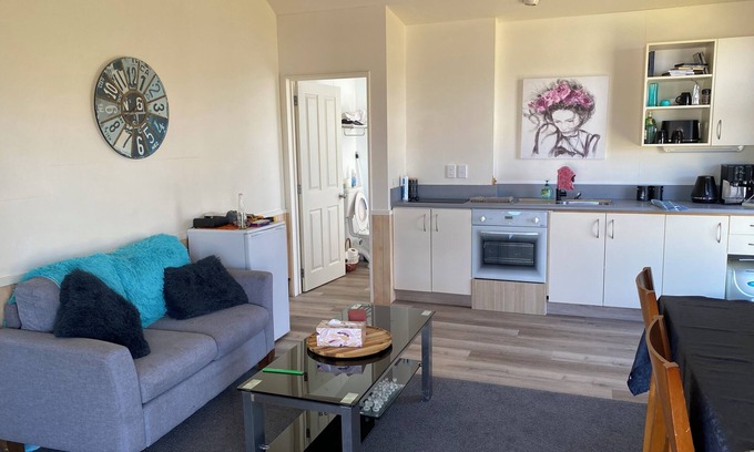 Ranfurly Cabaña | Cozy 2 bedroom bungalow w/ seperate sleepout. 200m from the railtrail.